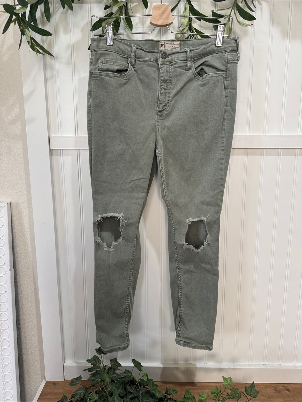 #194 FREE PEOPLE Olive Green Distressed Knee Skinny Jeans 31